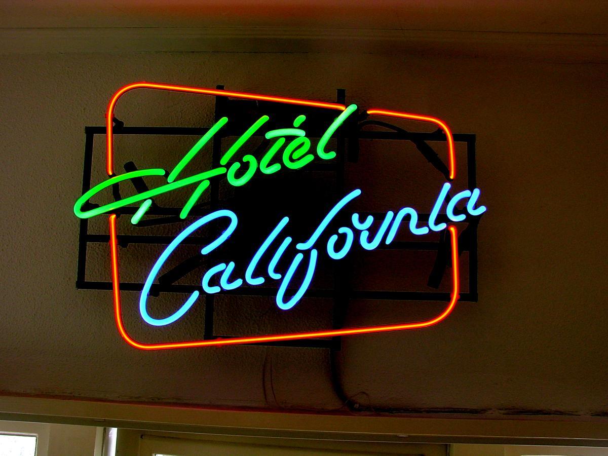 B&B Hotel California Wichmond Bagian luar foto
